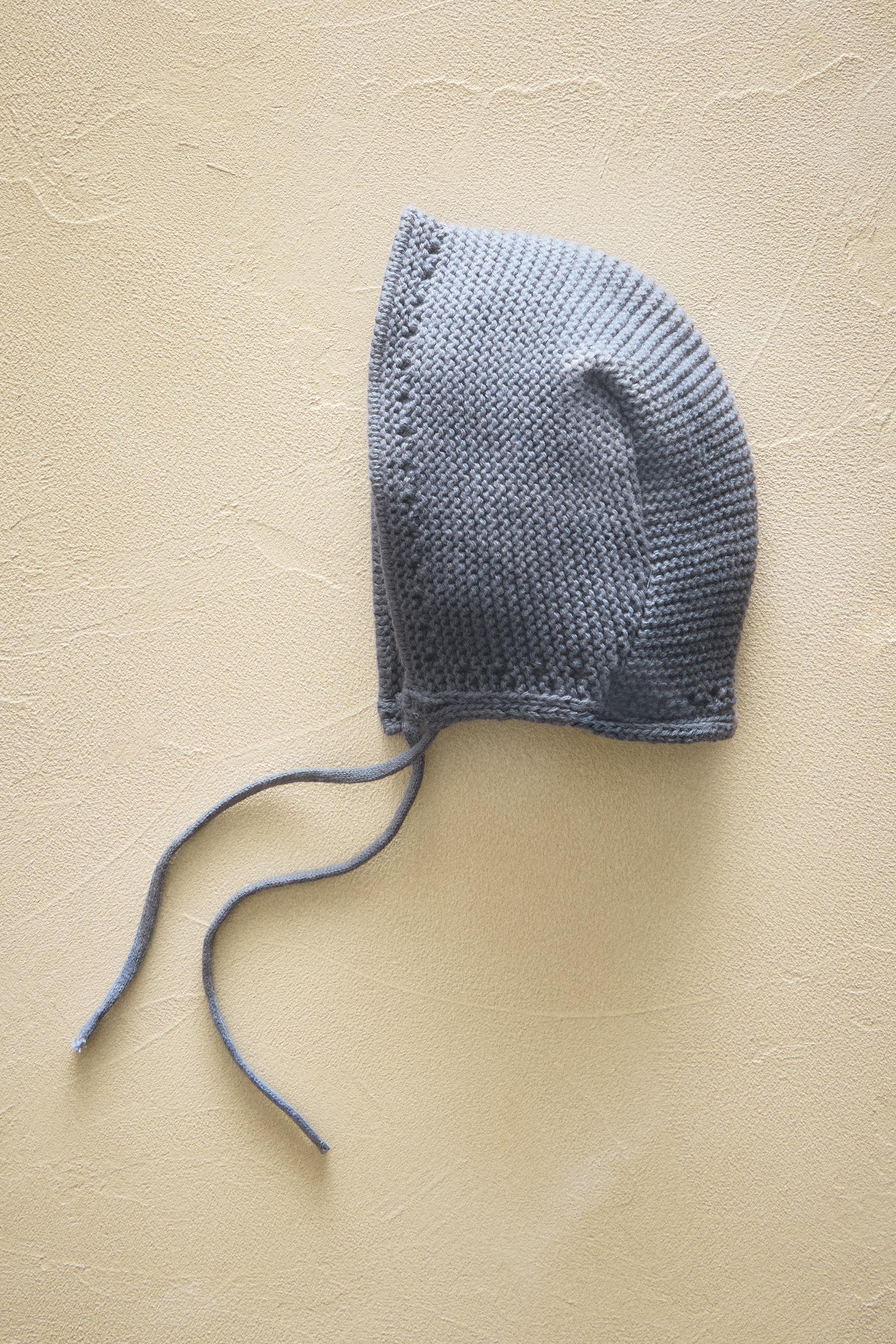 BABY BONNET WITH BOBBLES